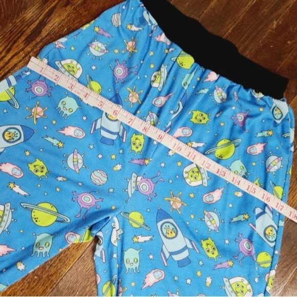 Dolls Kill Delia's New World Alien Print Contrast Trim Top & Jogger - Picture 14 of 15